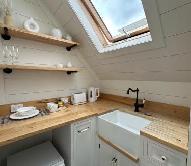Caulfield South House | A Majestic Victorian Private Rear Access Quarters