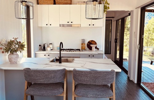 Darlington Cabin | A tranquil getaway awaits. Luxurious cabin with breath-taking mountain views.