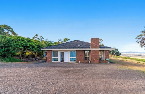 Moorabool Shire House | A Tranquil Retreat with Breath-taking Views