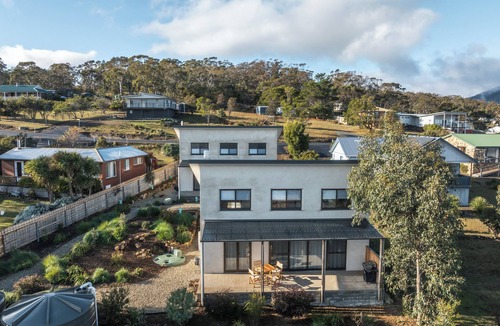 Alonnah House | A unique, luxurious, eco-friendly hempcrete home on Bruny Island. Pet friendly!
