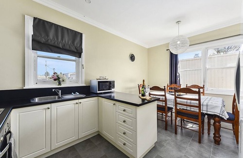 Port Macdonnell House | "A Wave From It All" is a Cosy 3 bedroom 1950's Mt