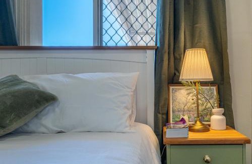 Belmont House | A1 Airport Haven - Quick Access, Comfy & Free Parking