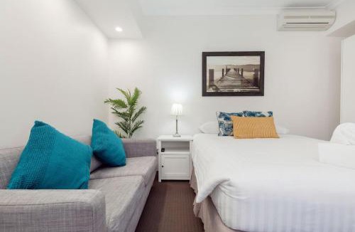 Connolly Apartment | A1 Stylish light filled 2 bed apt Free WiFi