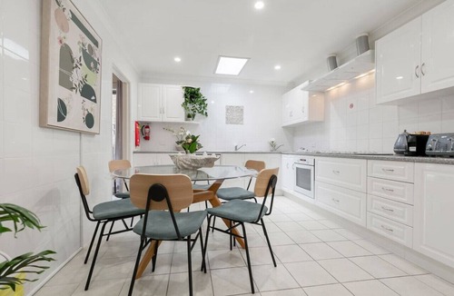 Connolly Apartment | A9 - Elegant 3 bed apt in the heart of Connolly!
