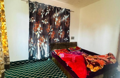 Srinagar House | Aadil Playing Guest House Near Gulmarg, Tangmarg
