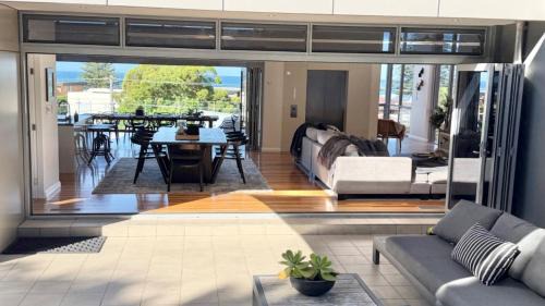 Avoca Beach House | Aboard Avoca - Footsteps From The Sand