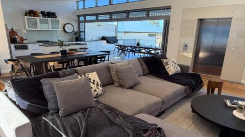 Avoca Beach House | Aboard Avoca - Footsteps From The Sand