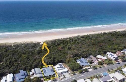 Wurtulla House | Absolute Beach Front Home -Dogs, Surf, Relax, Bush