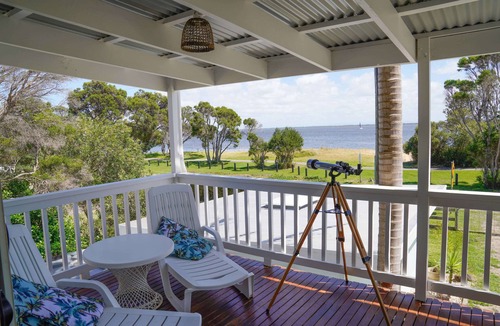 Loch Sport House | Absolute beach front home overlooking Lake Victoria