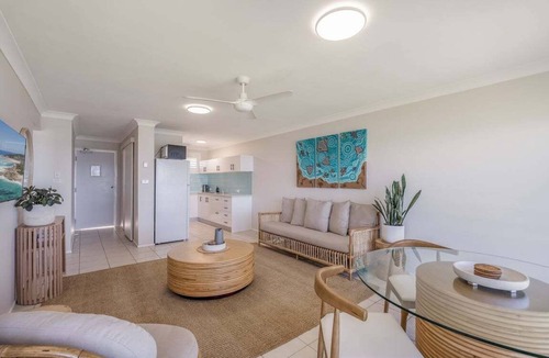 North Creek Apartment | Absolute Beachfront Apartment 2T