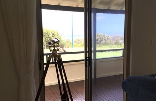 Eurong House | Absolute Beachfront 3 BR + Pool Kgari (Fraser Is)