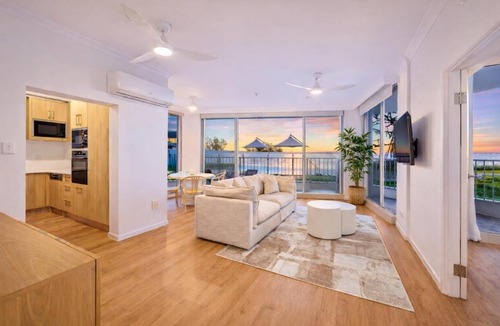 Main Beach Apartment | Absolute Beachfront Apartment with Direct Pool