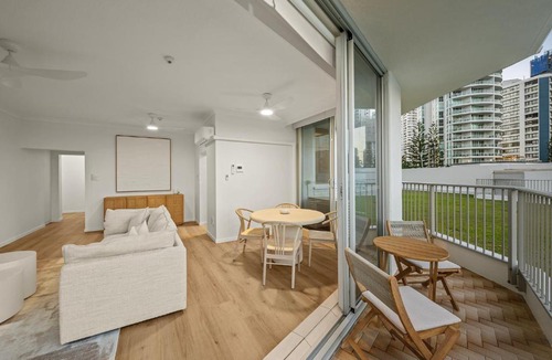Main Beach Apartment | Absolute Beachfront Apartment with Direct Pool