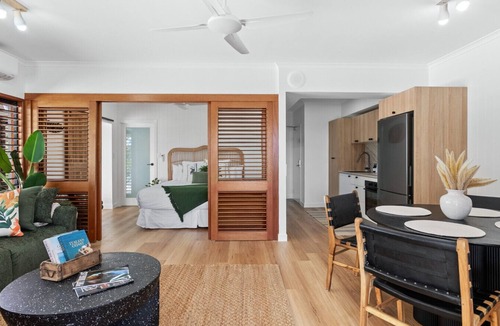 Palm Cove Apartment | Absolute Beachfront | Palm Cove Apt Sleeps 4