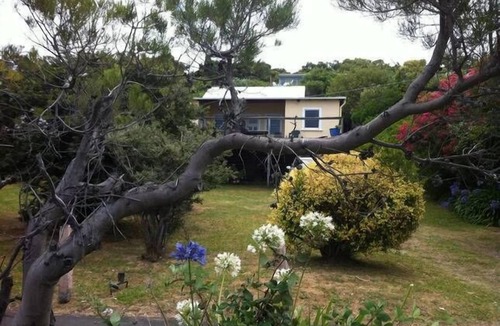 Lorne House | Absolute Beachfront - "Derimut Beach House"