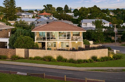 Halls Head House | Absolute Beachfront Escape Family Retreat