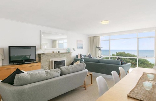Frankston House | ABSOLUTE BEACHFRONT - FRANKSTON