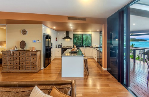 Hamilton Island Villa | ABSOLUTE WATERFRONT LUXURY WITH NEW BUGGY