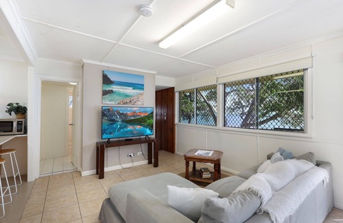 Amity Point House | Absolute waterfront property on rock wall