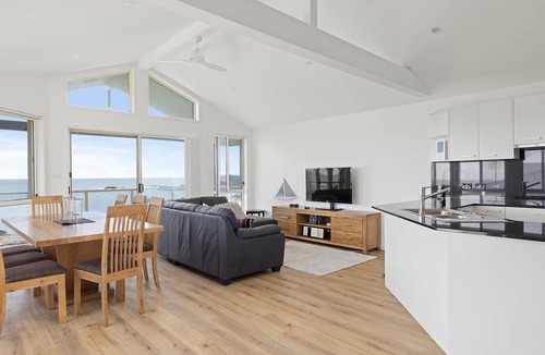 Anna Bay House | Absolute Waterfront Anna Bay