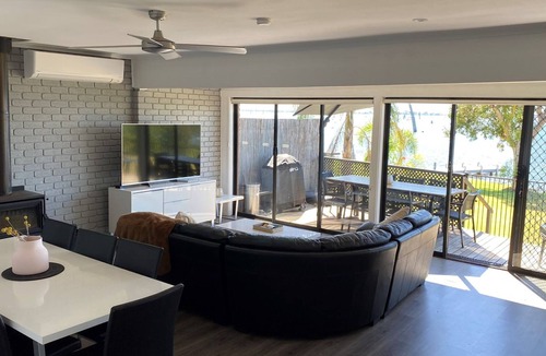 Yarrawonga House | Absolute Waterfront at Woodlands