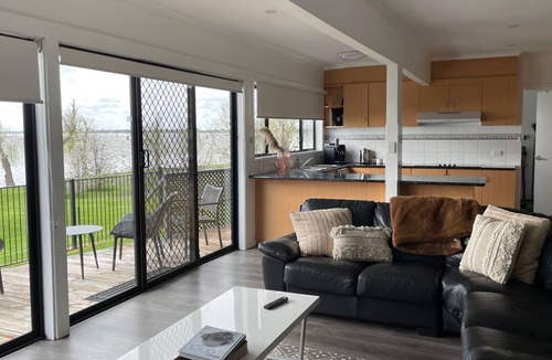 Yarrawonga House | Absolute Waterfront at Woodlands
