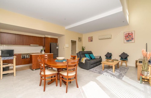 City West Apartment | Absolutely spacious APT unit between ANU and City - Hosted by Canstay