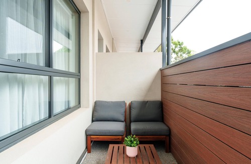Woodside Hotel | Accessible Suite - Self contained suite with 1 King bed or Twins and single sofa bed