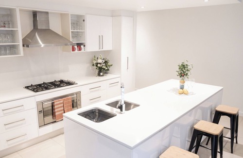 Parkside House | ADELAIDE FRINGE BASE: LUXURY 4BR near CBD Sleeps 8 Secure Garage + Parking