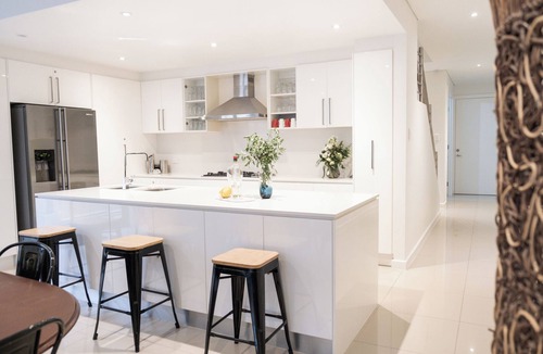 Parkside House | ADELAIDE FRINGE BASE: LUXURY 4BR near CBD Sleeps 8 Secure Garage + Parking