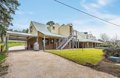 Summertown House | Adelaide Hills winery view fully equipped comfort resort #102
