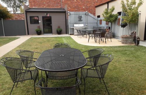 Echuca Apartment | Adelphi Apartment 2- Poolside or Apartment 2A- King Studio