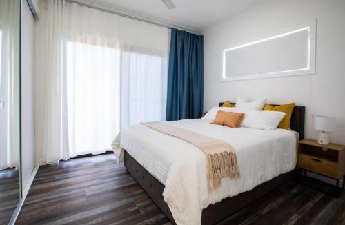 Oxley House | Affordable Private 1BR Parking Aircon Near Train