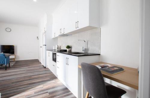 Oxley House | Affordable Private 1BR Parking Aircon Near Train