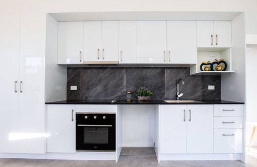 Oxley House | Affordable Private 1BR | Parking A/C Near Train