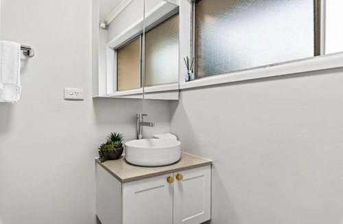 Jindalee House | Affordable Stay Private and Convenient Near Shops