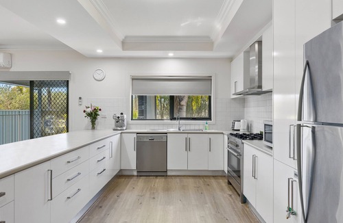Yarrawonga House | Agrestic- Best Group Stay, Pool, 1 acre, BBall hoop, fireplace, sleeps 16+