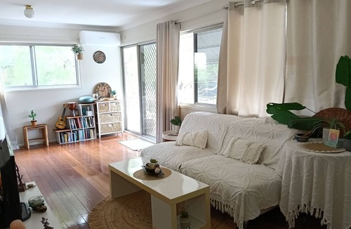 Slacks Creek House | Airy, quaint hideaway with fantastic location