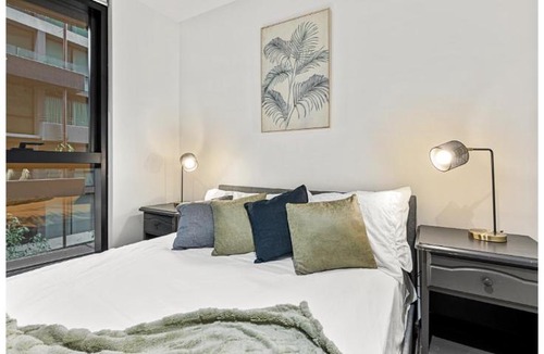 Melbourne Apartment | Albert Park Ultra Luxe Retreat With Pool Gym Parking