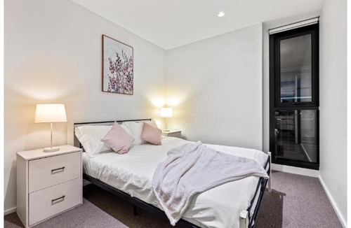 Melbourne Apartment | Albert Park Ultra Luxe Retreat With Pool Gym Parking