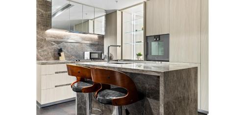 Melbourne Apartment | Albert Park Ultra Luxe Retreat With Pool Gym Parking