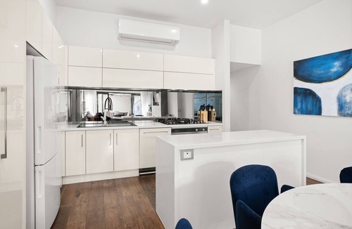 Albert Park House | Albertine House - beautiful single-fronted weatherboard Victorian home i
