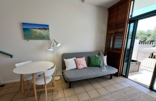 Alexandra Headland Apartment | Alex studio beachside. Surf, dining, shops & views