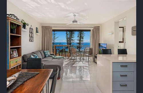 Alexandra Headland Apartment | Alexandra Headland Beach - Stunning Views ZF9