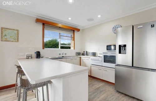 East Devonport House | Alice Beside The Sea - 4 Bedroom Upstairs Apartment.