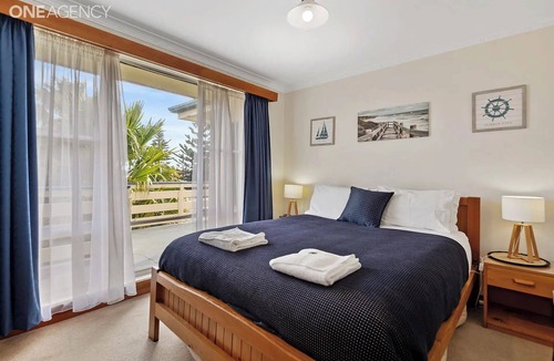 East Devonport House | Alice Beside The Sea - 4 Bedroom Upstairs Apartment.