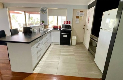 Leeman House | AliMac's Beach Shack Leeman Just 200mts from the beach & boat ramp