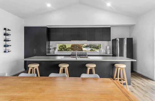 Encounter Bay House | `Allawah`- meaning to sit, or stay a while