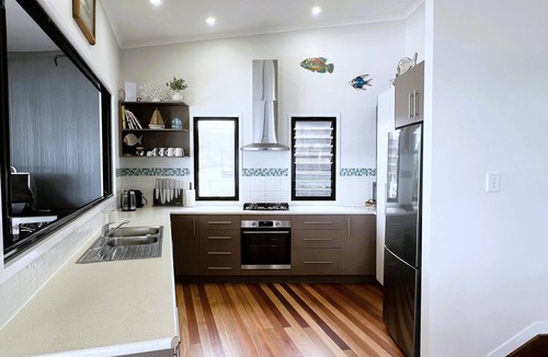Brisbane Waterfront House | ALLURE BEACH HOUSE! 4 Bed, 2 Bath, Stunning Ocean Views, Air Conditioning, Wifi.
