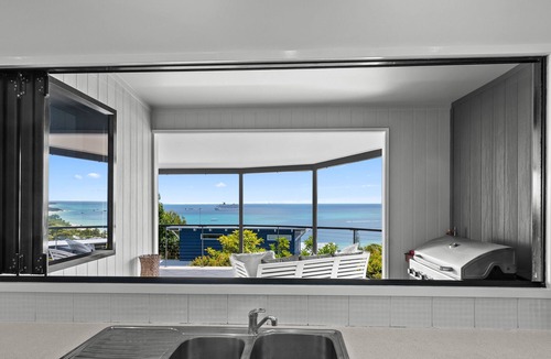 Brisbane Waterfront House | ALLURE BEACH HOUSE! 4 Bed, 2 Bath, Stunning Ocean Views, Air Conditioning, Wifi.